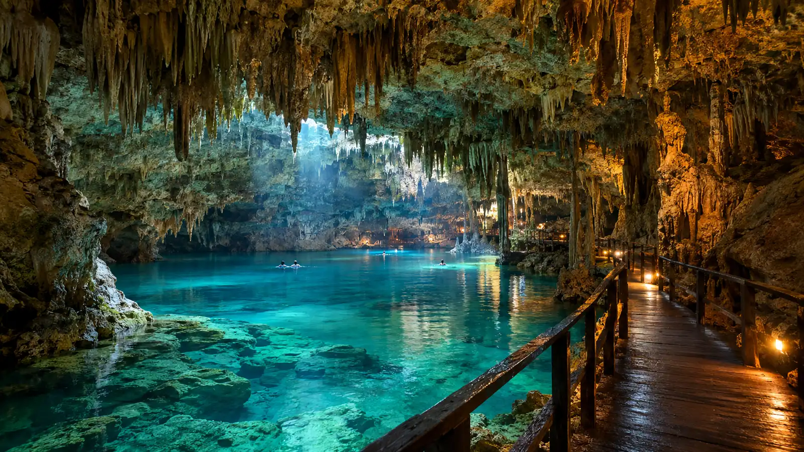 Grotte calcaire éclairée avec une rivière souterraine turquoise