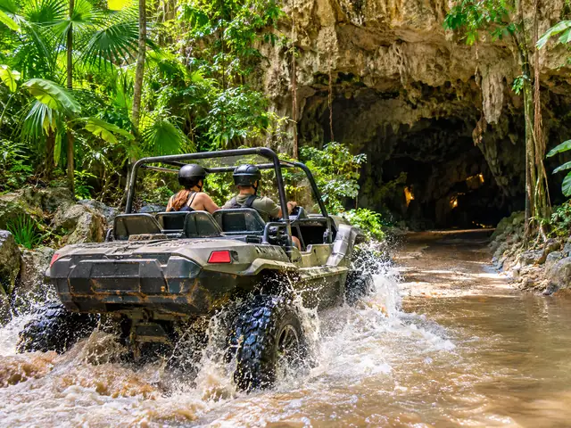 Un véhicule amphibie éclaboussant une flaque de la jungle près de l'entrée d'une grotte